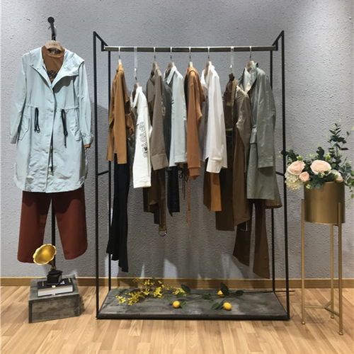 意識流風(fēng)格服飾熱潮 中老年女裝地攤批發(fā)市場的新動向
